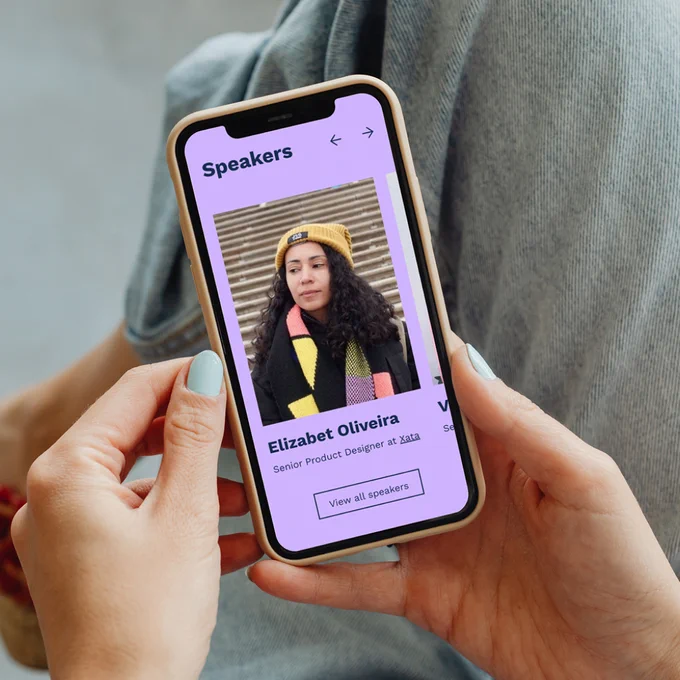 Móvil mostrando una imagen de web creada con EasyFest.
