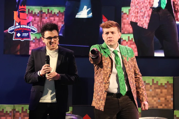 Siphano et François se tiennent sur une scène, François tend son micro vers le public.