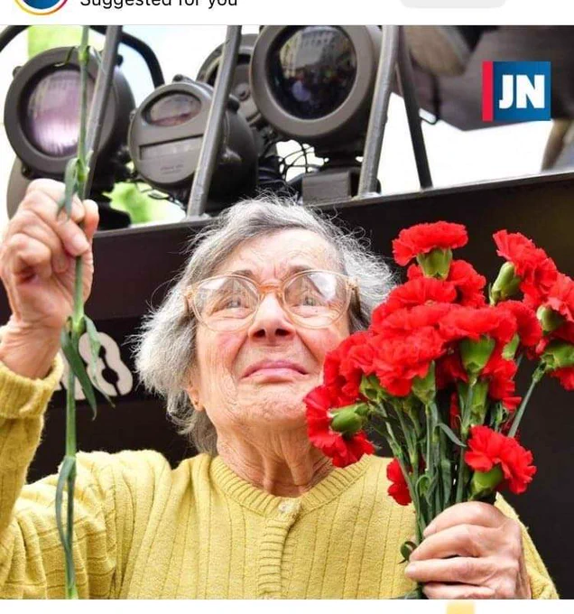 Fotografia de Celeste Caeiro, com 90 anos, a pessoa que deu origem ao nome Revolução dos Cravos, nos 50 anos do 25 de Abril. 