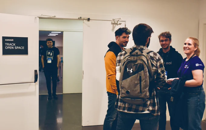 Un grupo de personas hablando a la salida de una de las ponencias. Pedro, Javi, Dani y yo :)