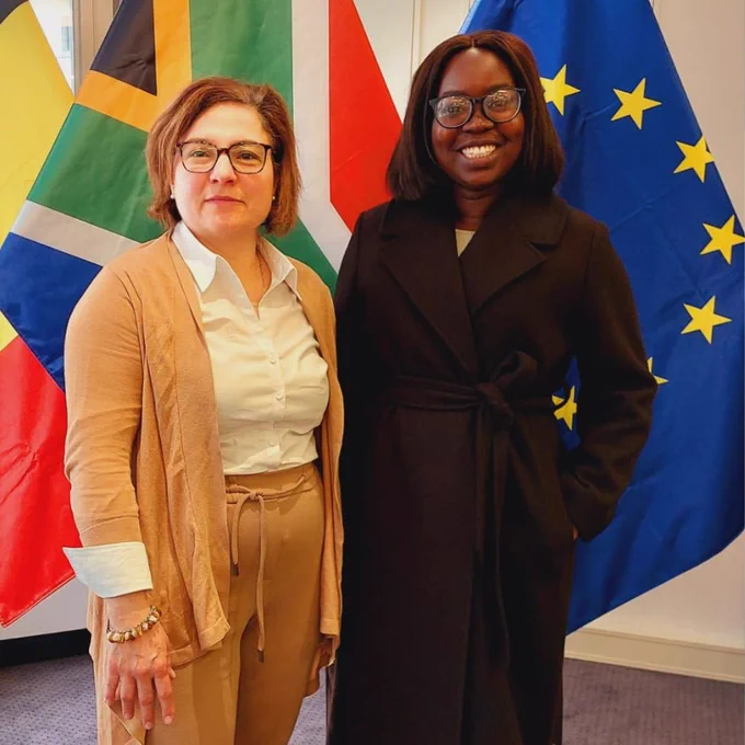 Two women standing in front of the flag of the EU and the flag of South Africa during a conference. On the right Katalin Alfoldi represents COST and on the left Anita Mnisi represents the Department of Science and Technology in South Africa.