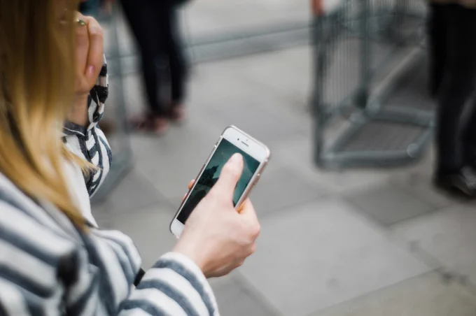 A person holding a smartphone.
Bild: John Tuesday/Unsplash