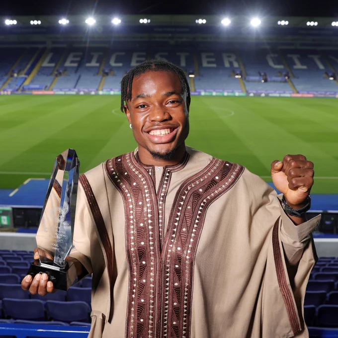 Abdul Fatawu with his award at King Power Stadium.