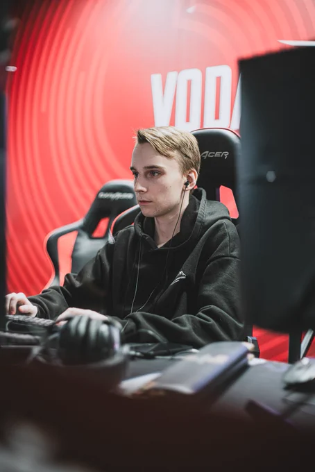 eLconn21 playing in streamed booth "the stage"
