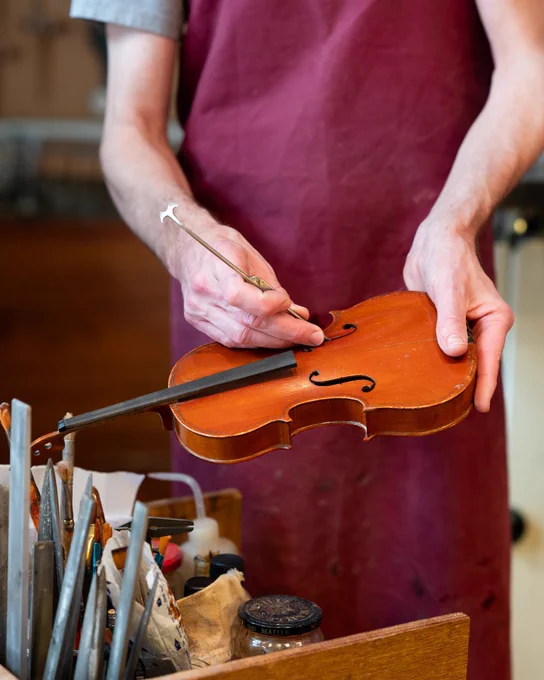 Yann Porret, maître luthier-archetier dans son atelier au Viaduc des arts.

© Photo : Matthieu Gauchet