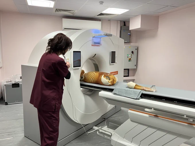 A demonstration of a CT scanner
