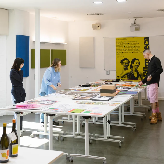 Varias fotografías del jurado durante la sesión de trabajo de valoración de las piezas gráficas finalistas en la categoría de diseño gráfico de los Premios ADCV 2024