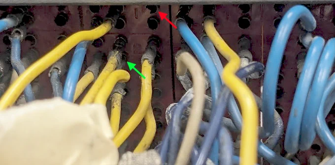 A bunch of wires with arrows indicating two positions.