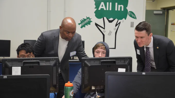 Commissioner Willie Jett and Rep. Matt Norris speak with students working at their computers in the How to Make Almost Anything II class. 