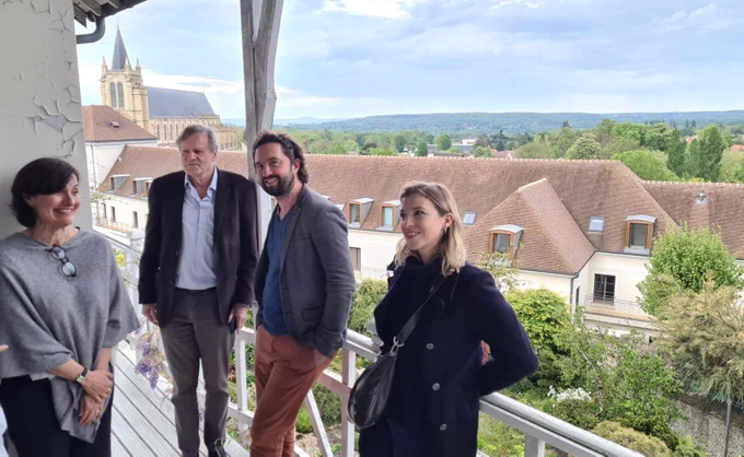 Le Trio Atanassov et le compositeur Philippe Hersant au balcon du Belvédère (Musée Maurice Ravel) de Montfort-l'Amaury, avec Anne Million-Fontaine (attachée de conservation du Belvédère), 27 avril 2024 (DR Cliché Trio Atanassov 2024)