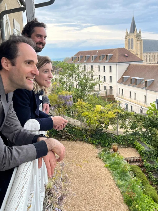 Le Trio Atanassov au balcon du Belvédère (Musée Maurice Ravel) de Montfort-l'Amaury, 27 avril 2024 (DR Cliché Trio Atanassov 2024)