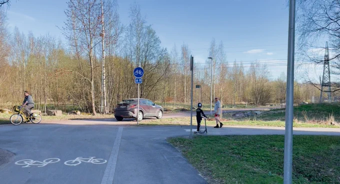 Auto ajaa pyörätietä Jokisuuntien päässä.