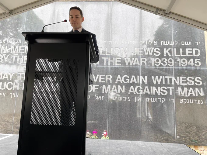 Photo of MSWJBD President giving a speech in front of Jewish Holocaust Memorial at Rookwood cemetery.