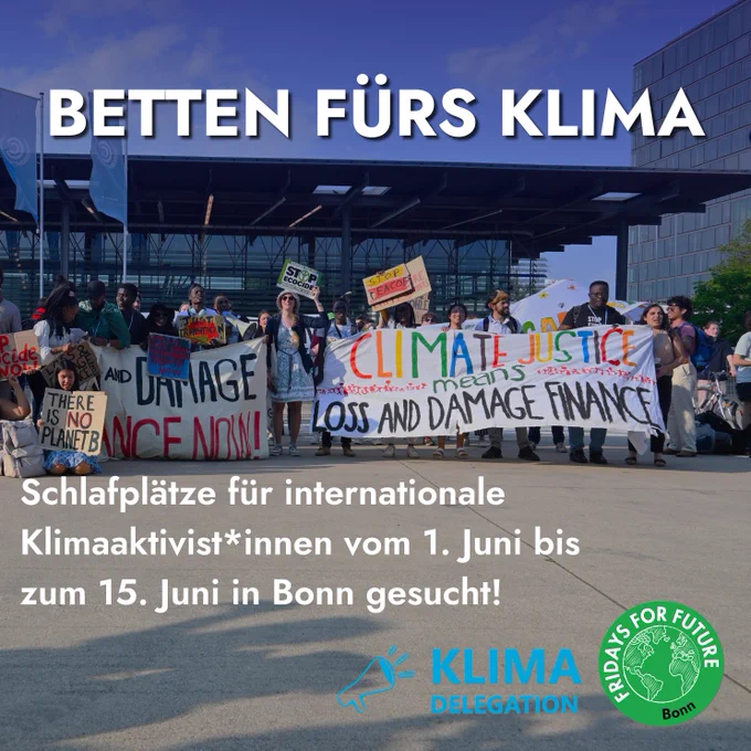 Demonstrierende menschen vor dem world conference  center