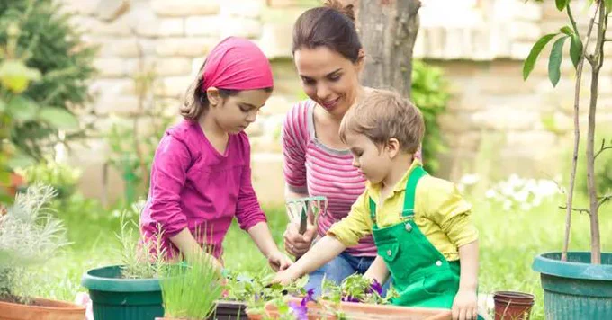 family planting pots.

Teulu yn plannu potiau.