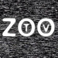 Logotipo de la gira ZooTV, con la palabra Zoo en letras gruesas de color blanco. La T y la V están cada una dentro de una de las Oes. Todo el logo flota sobre un fondo como de "nieve" de un televisor mal sintonizado. Dominio público.