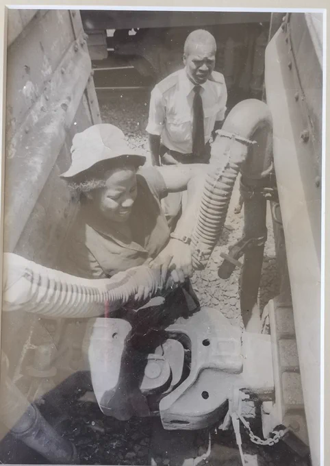 Hilda Ramushu, the first African female traffic officer in Zimbabwe, at work coupling wagons. From: The Railroader, 26 January 1984 (reference: National Archives of Zimbabwe).