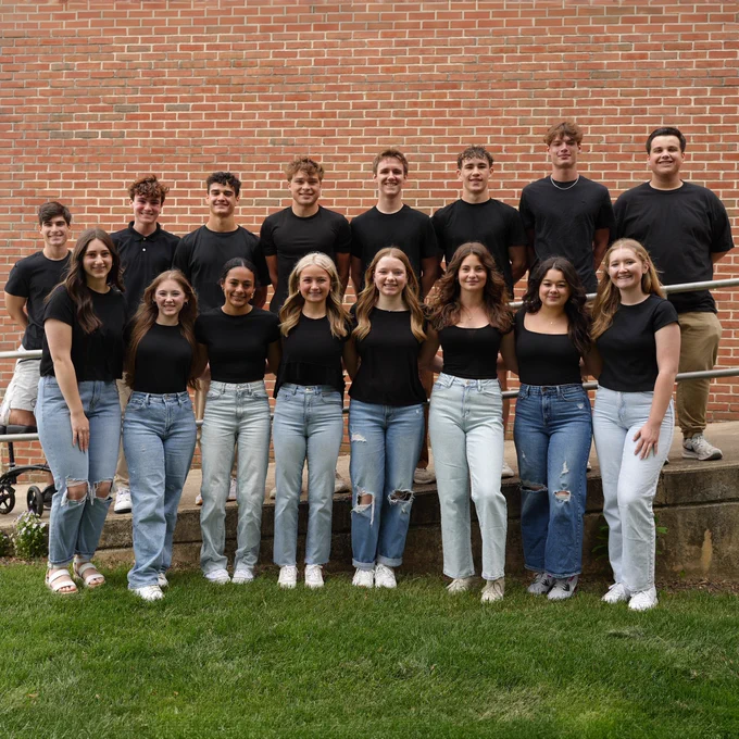 16 people, eight boys and eight girls, prom court