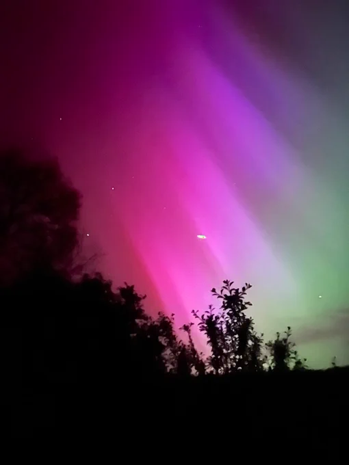 A photo of the northern lights last night, taken from Amersham by @ishantanu_