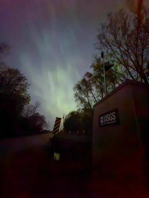 📸 A USGS streamgage in the foreground at night with the aurora borealis (northern lights) shining overhead.
Photo credit: Jamie Velkoverh, USGS