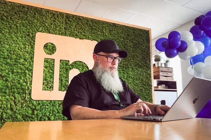 Achim in den Studios von LinkedIn Learning.