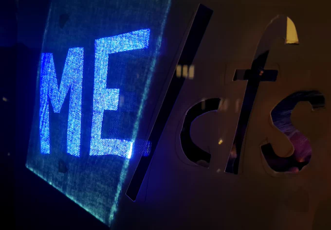 Blaues Licht durch ME/cfs Schablone, die nur durch das ME scheint 