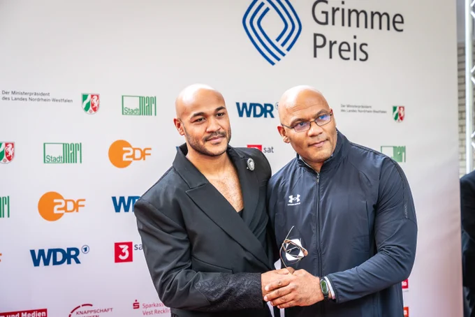 Auf dem Bild ist rechts Samuel Meffire, nach dessen Geschichte die Serie „Sam – Ein Sachse“ entstanden ist, und Malick Bauer (Hauptdarsteller) bei der Verleihung des Grimme Preis 2024 zu sehen.
Bildquelle: Neuhaus / Grimme-Institut.