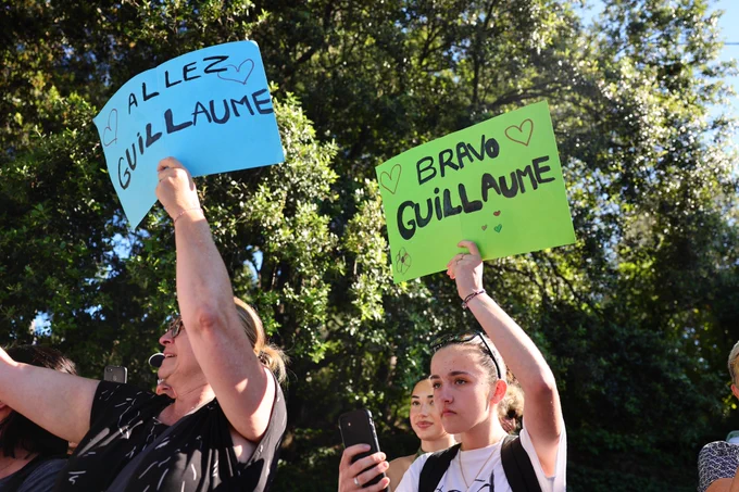 Photo de supporters le long du Relais de la Flamme
