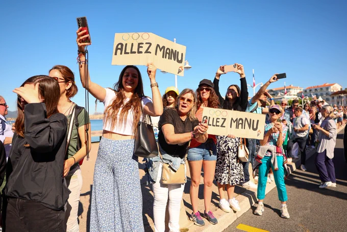 Photo de supporters le long du Relais de la Flamme