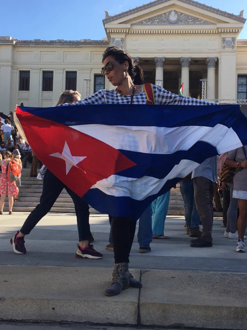 La peofesora Belkis se manifestación en la escalinata de la UH por la paz en #Palestina y en contra del #Genocidio. 