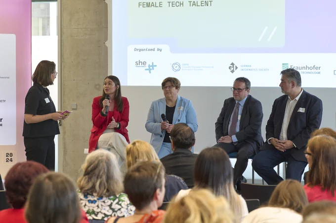 Panel mit Carolin Henze, Alexandrea Swanson, Sabine Kruspig, Jakub Christoph und Alexander Nouak