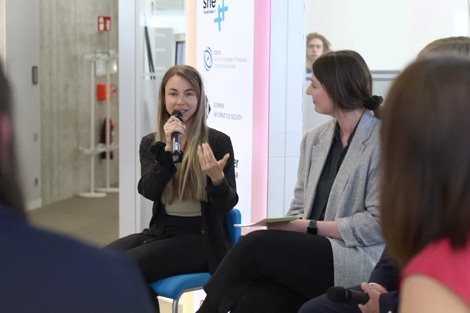 Eine Teilnehmerin auf einem Panel mit Mikro