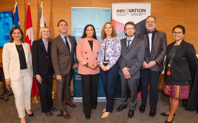 Un groupe de personnes se tenant ensemble. 

De gauche à droite : Maud Cohen, Roseann O'Reilly Runte, Gregory De Crescenzo, Ministre Soraya Martinez Ferrada, Valérie Laflamme, Jérome Estaquier, Yves Joanette, et Caroline Quach-Thanh. 

Photo : La Presse Canadienne