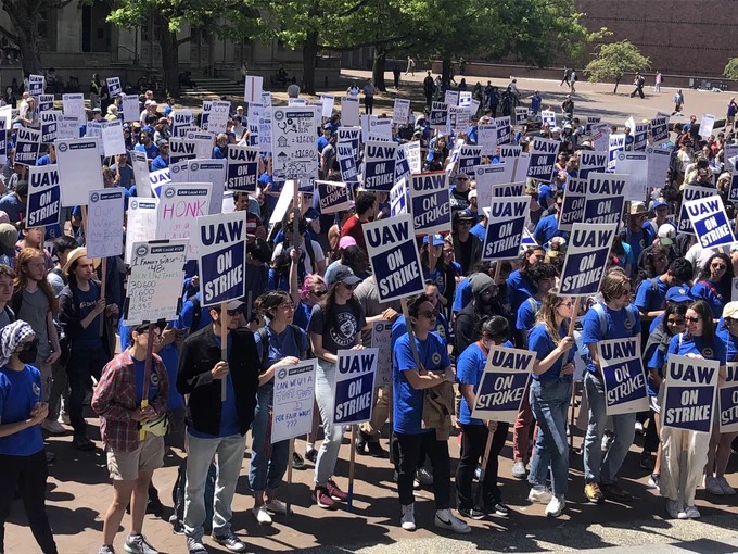 Crowd of 1000s of UAW members holding picket signs in Red Square