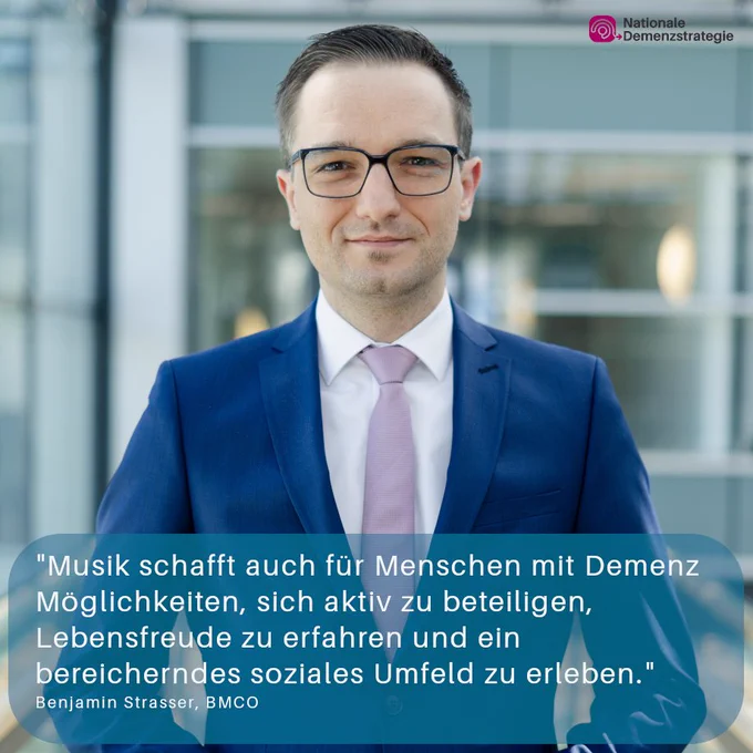 Zitat von Benjamin Strasser vom Bundesmusikverband Chor und Orchester: "Musik schafft auch für Menschen mit Demenz Möglichkeiten, sich aktiv zu beteiligen, Lebensfreude zu erfahren und ein bereicherndes soziales Umfeld zu erleben."