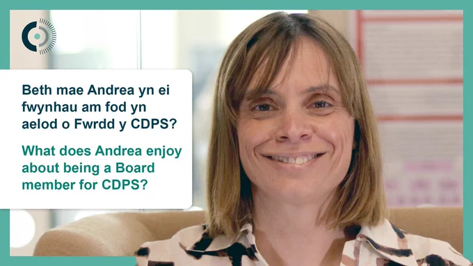 Mae menyw yn gwenu. I'r chwith ohoni mae ffont du sy'n darllen, 'Beth mae Andrea yn ei fwynhau am fod yn aelod o Fwrdd y CDPS?'

A woman smiles. To the left of her is green font that reads, 'What does Andrea enjoy about being a Board member for CDPS?'