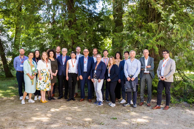 Group photo showing a delegation of Dutch and Belgian scientists and administrators, as well as people from the Max Delbrück Center on Campus Berlin-Buch. © Felix Petermann, Max Delbrück Center