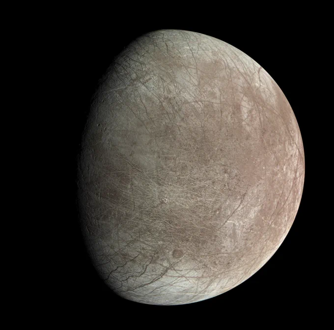 The smooth, cracked surface of Jupiter's icy moon Europa seen against the darkness of space. The surface is criss-crossed by grooves and ridges.
Image data: NASA/JPL-Caltech/SwRI/MSSS Image processing: Björn Jósson (CC BY 3.0)