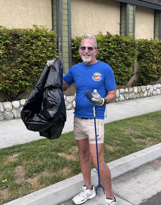 One of the volunteer from the Alamitos Beach Neighborhood Association.