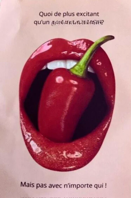 Sur l'image on voit une bouche avec du rouge à lèvres qui croque dans un piment. "Quoi de plus excitant qu'un xxxxxxxx ? Mais pas avec n'importe qui" 