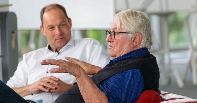 HPI-Geschäftsführer Prof. Ralf Herbrich (links) mit HPI-Stifter Prof. Hasso Platter im Gespräch