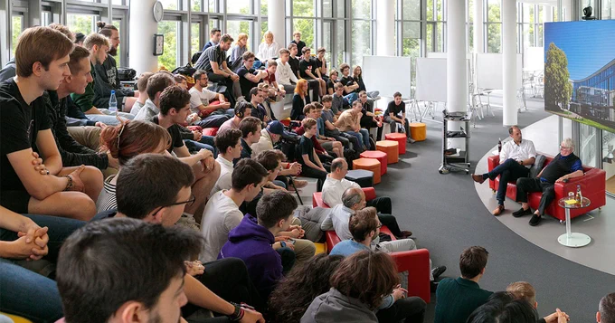 HPI-Gründer Prof. Hasso Plattner beantwortet die Fragen der Studierenden auf dem Campus