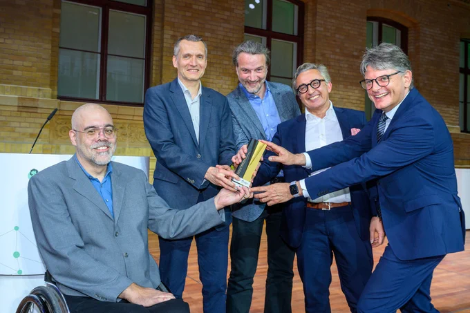 From left to right: Prof. Jochen Guck (Spokesperson MPZPM), Prof. Benoit Ladoux (MPZPM), Prof. Kristian Franze (MPZPM), Prof. Vahid Sandoghdar (MPZPM), Prof. Joachim Hornegger (FAU President). Photo ©: David Ausserhofer