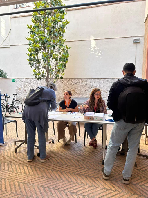 Persones fent la seva acreditació a la jornada d'aliances