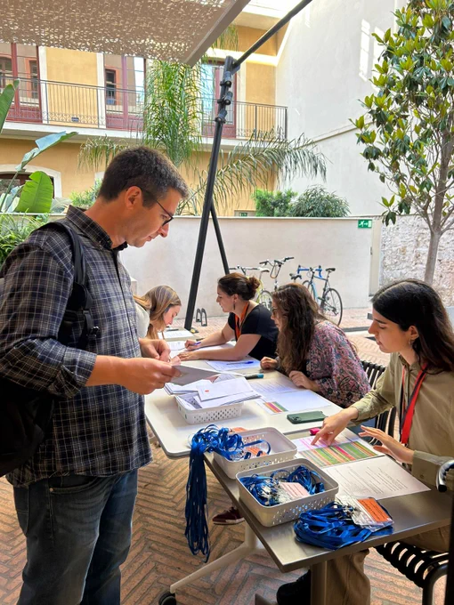 Persones fent la seva acreditació a la jornada d'aliances