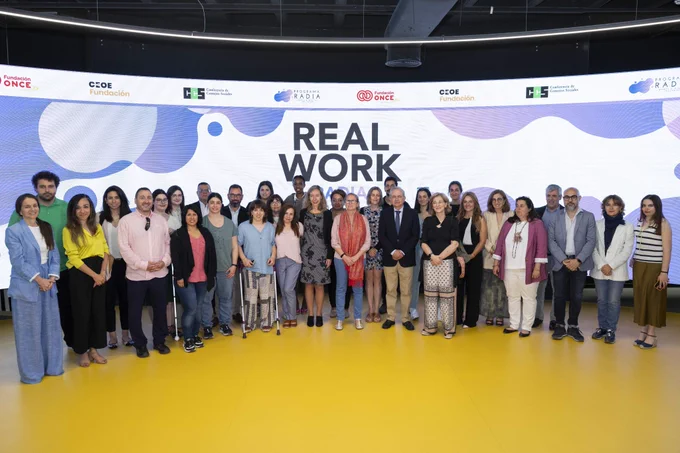 Foto de las mujeres con los representantes de las entidades participantes