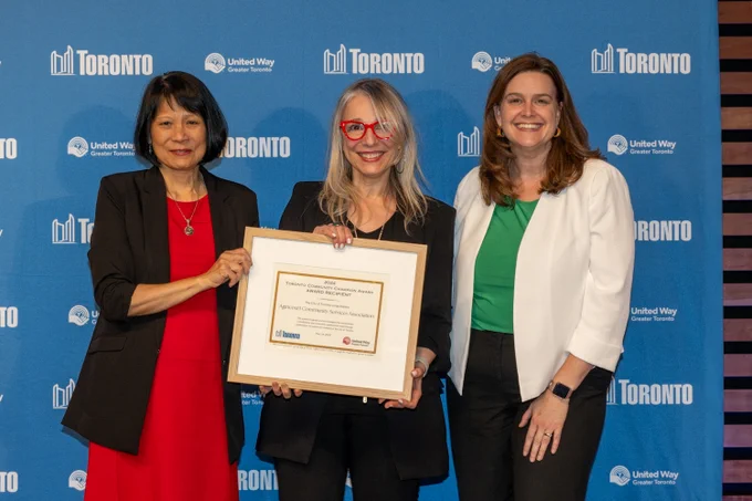 Mayor Olivia Chow and Deputy Mayor Jennifer McKelvie present the Toronto Community Champion award to the Agincourt Community Services Associations.
