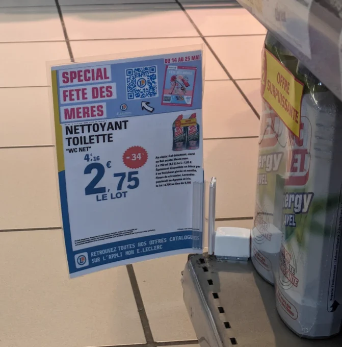 panneaux dans un rayon leclerc : "Spécial fête des mères, 30% sur le nettoyant toilette" 