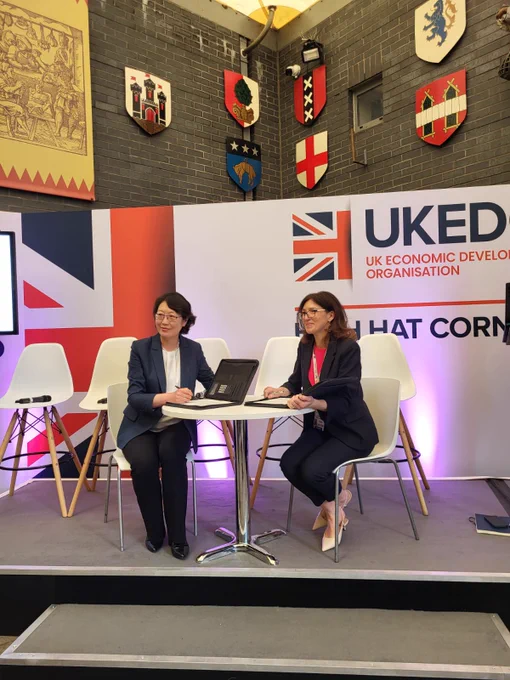 Department for Levelling Up and Housing,  Director General Joanna Key (right) and Digital Task Force for Planning CEO Dr Wei Yang (left) signing the Memorandum of Understanding at UKREiiF today. 
