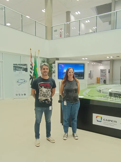 Los investigadores del CEQUINOR, Lucas Rodríguez Pirani y Lorena Picone, han realizado la semana pasada su segunda estadía en el Laboratório Nacional de Luz Síncrotron (SIRIUS, LNLS), una de las fuentes de luz más avanzadas del mundo, perteneciente al Centro Nacional de Pesquisa em Energia e Materiais (CNPEM) ubicado en la ciudad de Campinas, Brasil. En el marco del estudio de microplásticos como contaminantes antrópicos del medio ambiente, estudiaron en colaboración con el Instituto Antártico Argentino, la presencia de microplásticos en muestras atmosféricas obtenidas en las inmediaciones de la base antártica Carlini, ubicada en la península Potter de la Isla 25 de Mayo perteneciente a las Shetland de Sur, Península Antártica. Los estudios fueron realizados empleando espectroscopia micro-FTIR en la línea de trabajo IMBUIA del SIRIUS. Los investigadores agradecen el apoyo recibido por el CNPEM y los responsables de de la línea de trabajo en el LNLS. 
